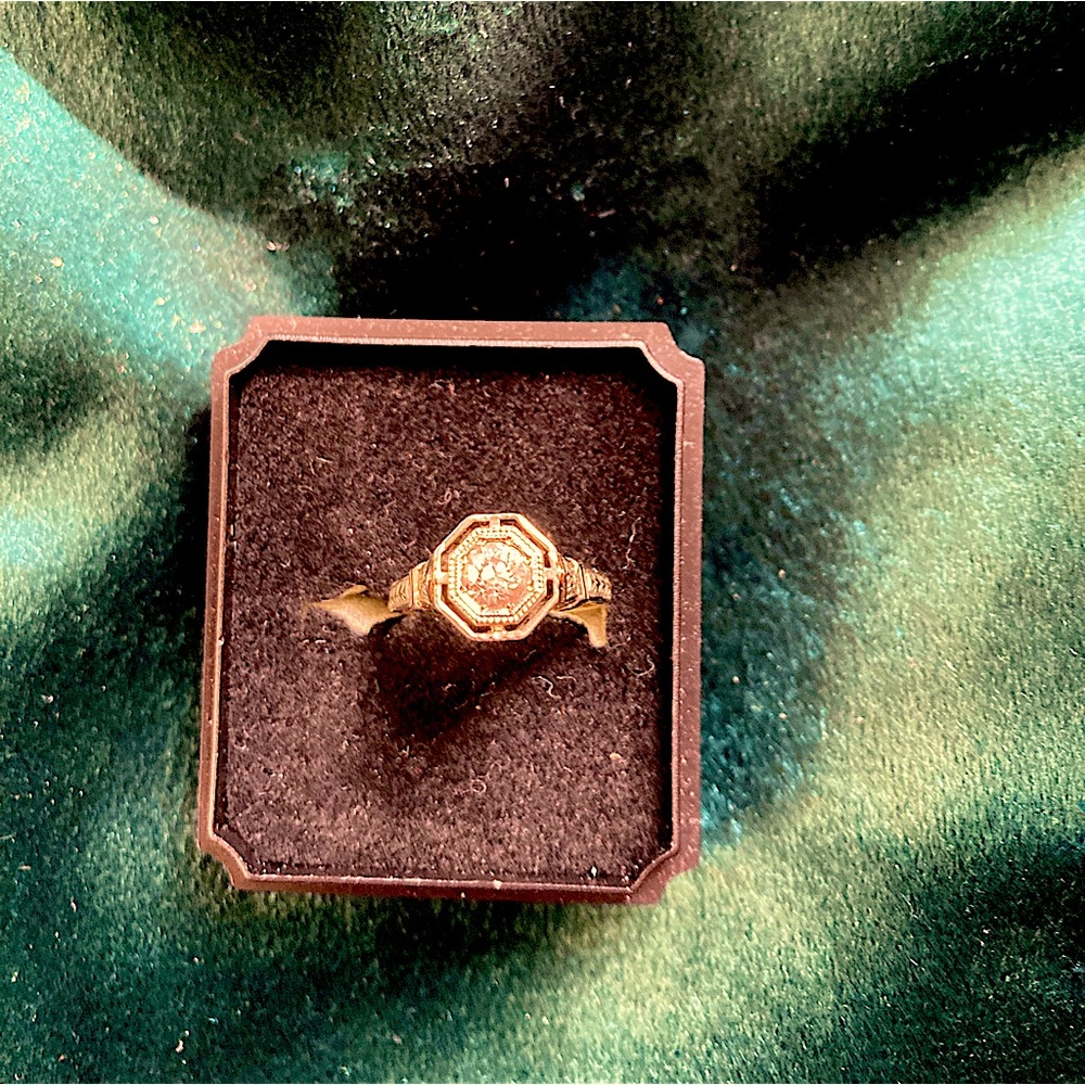 Art Deco women’s gold and Diamond ring